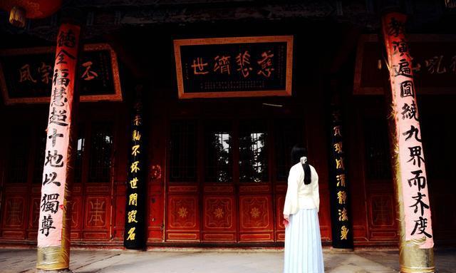 深秋时分，西安城南护国兴教寺里的汉服美女