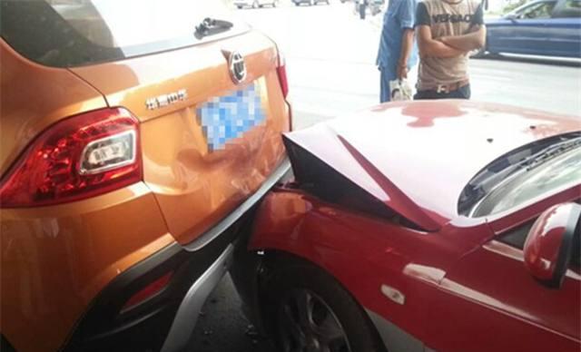 镇江一辆出租车为赶黄灯，直接追尾中华V3，导致前脸被撞毁！