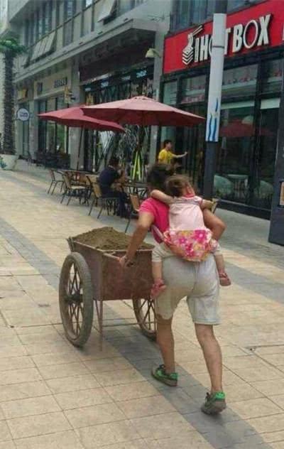 有一种爱叫做母背上的爱：背着孩子干活打工的母亲