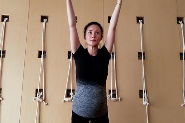 43岁蒋勤勤挺孕肚做瑜伽，四肢纤细美丽似少女