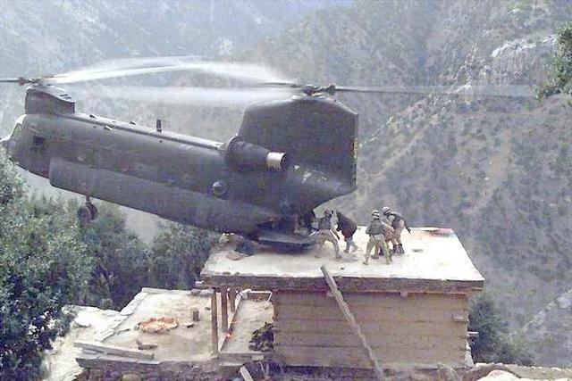美军直升机在海拔3400米峭壁秀单点半悬停，中国没有这样的直升机