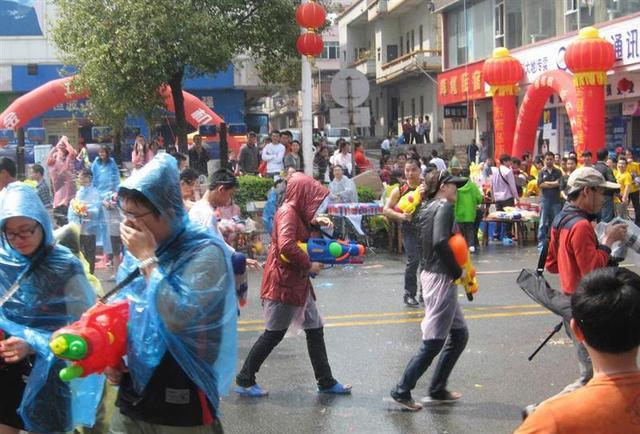 “东莞东坑镇泼水节”大战正酣，没有雨衣和水枪的千万别来看热闹