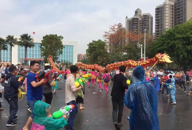 “东莞东坑镇泼水节”大战正酣，没有雨衣和水枪的千万别来看热闹