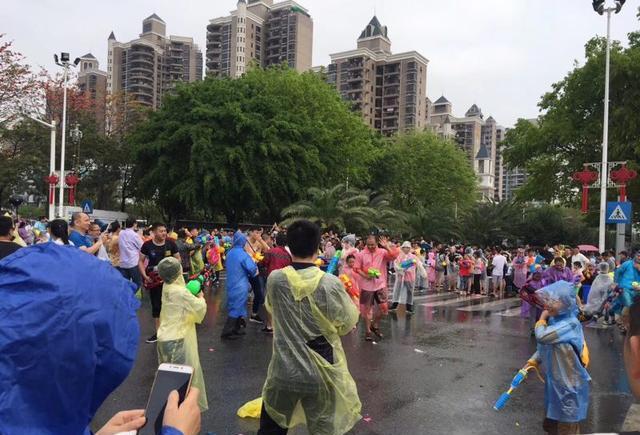 “东莞东坑镇泼水节”大战正酣，没有雨衣和水枪的千万别来看热闹