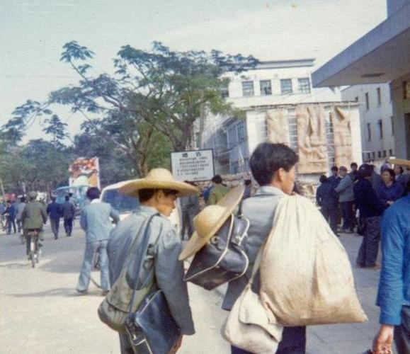 40年前深圳老照片，下海经商的人们，充满年代感的建筑