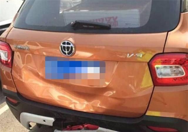 镇江一辆出租车为赶黄灯，直接追尾中华V3，导致前脸被撞毁！