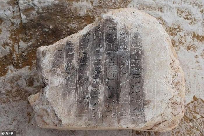 埃及代赫舒尔发现一座距今3700年历史的金字塔