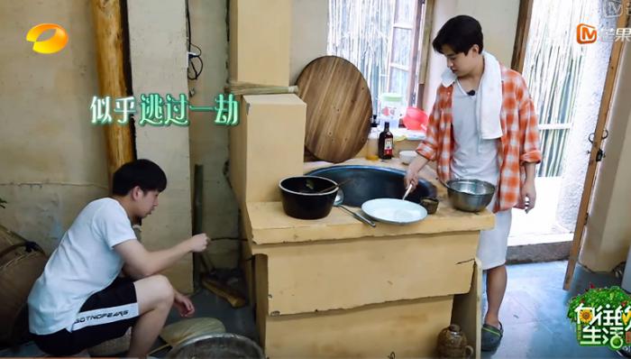 刘宪华提醒彭昱畅注意卫生，自己却用这个擦碗，反被彭昱畅嫌弃