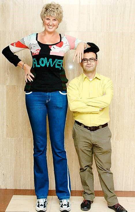 俄罗斯身高最高的女人，腿长赶上普通男性高度，创造3个世界纪录