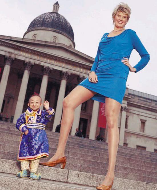 俄罗斯身高最高的女人，腿长赶上普通男性高度，创造3个世界纪录
