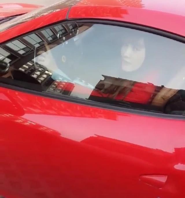 停车场的红色法拉利，女子冲镜头抛媚眼瞬间，网友：这车不错！