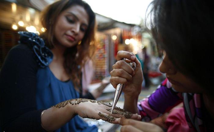 印度女人手部彩绘, 没有它婚礼不算完整, 还可躲避家务