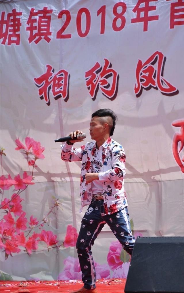 毕节织金三塘凤凰岭首届杜鹃花文化节，两万余人慕名而来踏青赏花