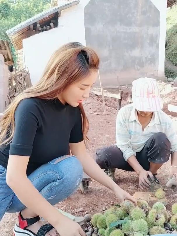 乡村美女网红，干活也要注意形象，素颜清秀迷人