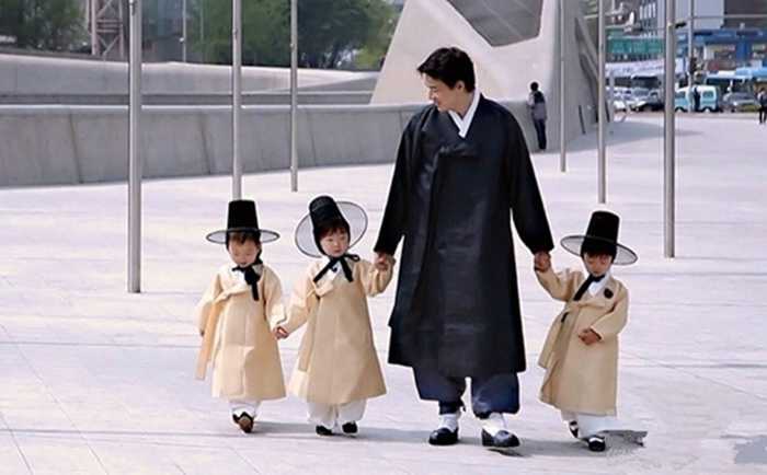 家中有儿初长成，大韩民国万岁近照曝光，网友：民国最可爱