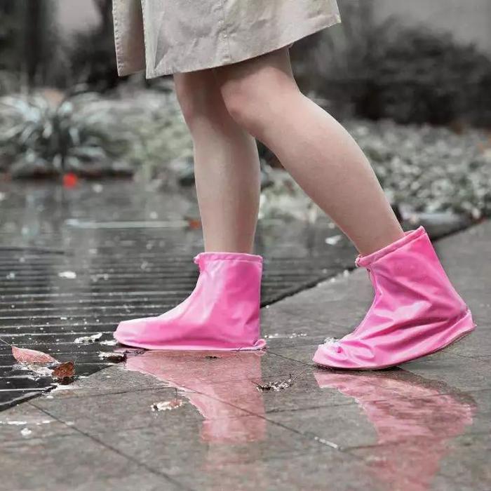 下雨天，什么样的鞋子「不会漏水 」又好看？