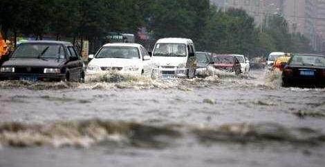 大雨天车牌为什么容易掉？原因是这些