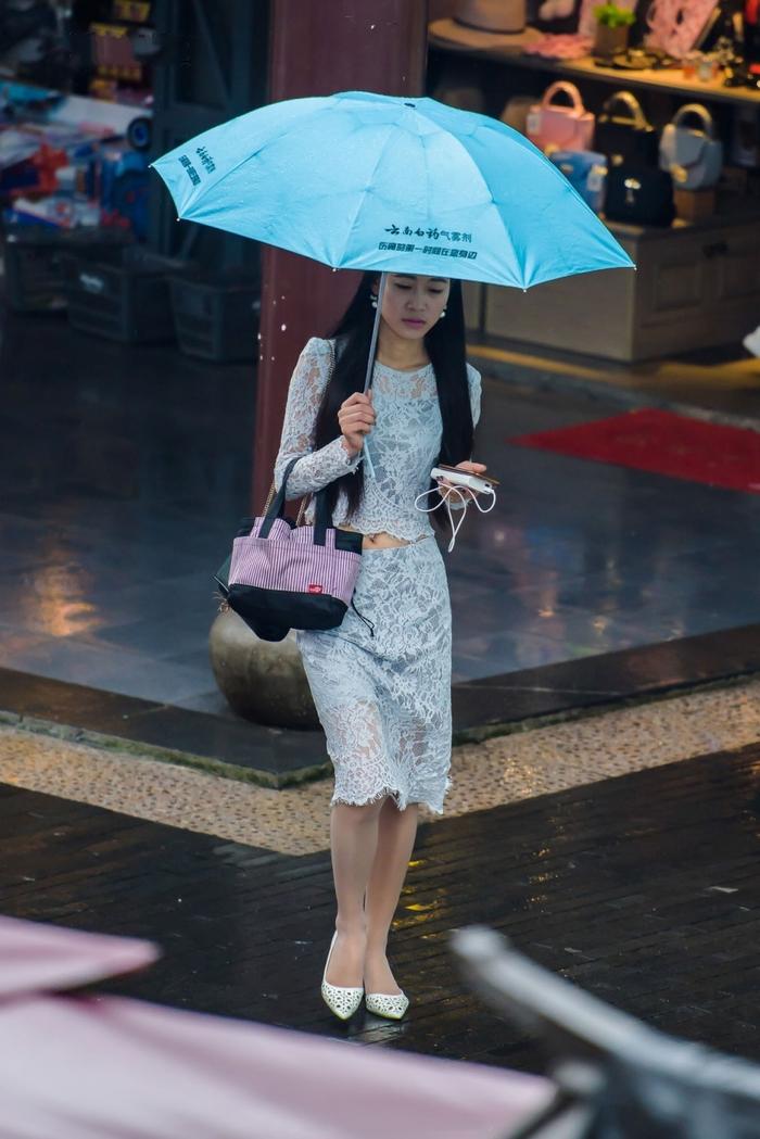 街拍：雨中撑伞的肉丝白高美女，蕾丝长裙尽显江南女子柔美