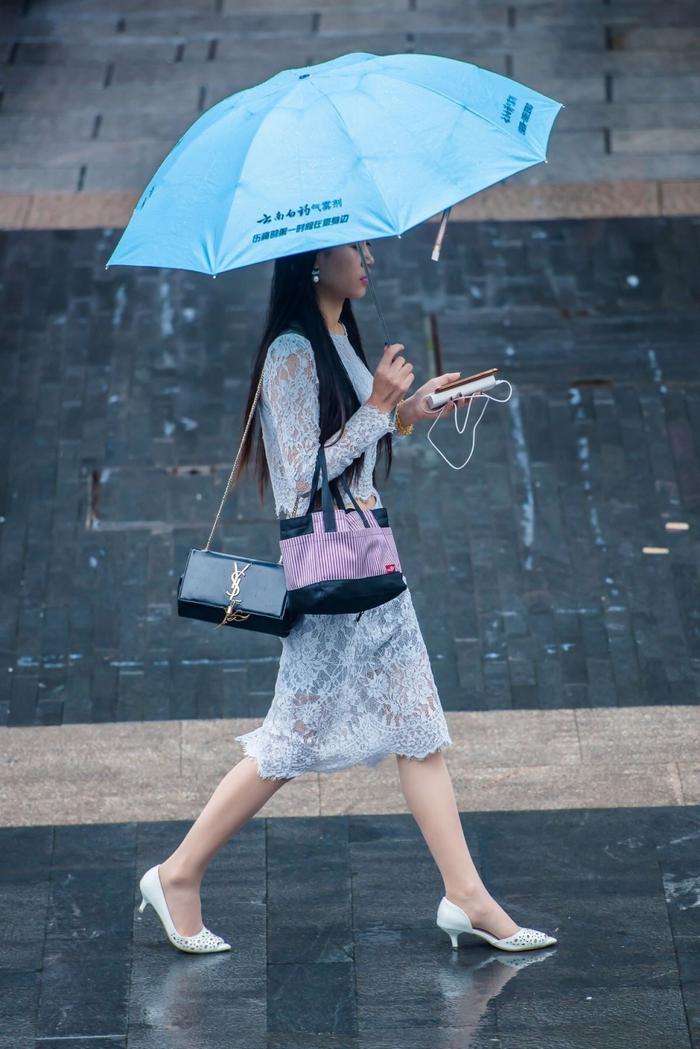 街拍：雨中撑伞的肉丝白高美女，蕾丝长裙尽显江南女子柔美