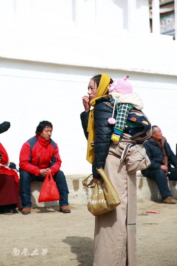 藏族有“安多女子康巴汉子”，先来看女子多妩媚
