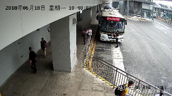 重庆一男子手持钢锯在重庆西站撒泼遭控制