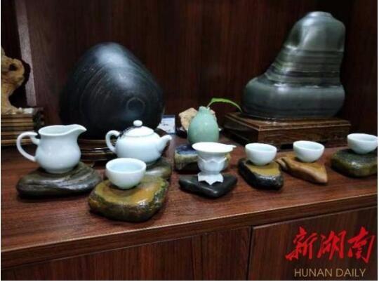 自然天成！100块奇石当起“茶托”