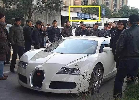 中国首辆上牌的布加迪威龙，本以为车牌一般，最后才发现它很霸气