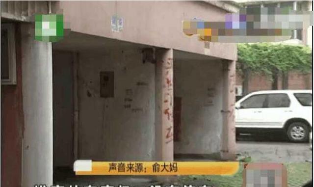 奔驰豪车挡门口，业主怒砸 车主：我车是限量版的你不知道吗 3623