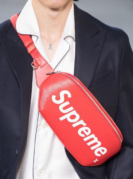 最潮的时尚单品，售价3万的LV 联名 Supreme 双肩包