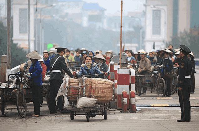 ​中国该县城，很多越南人聚集在此，年龄小却给中国男人当伴侣