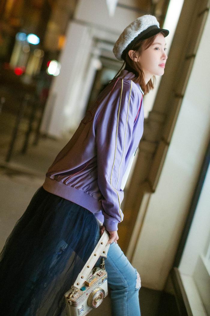 金晨最新街拍照曝光 化身行走巴黎的时髦客