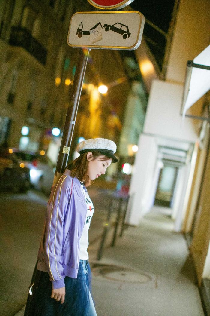 金晨最新街拍照曝光 化身行走巴黎的时髦客