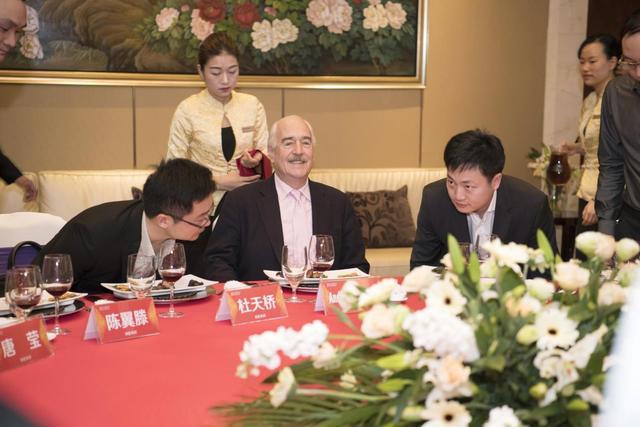 哥伦比亚前总统参观ZUZU品牌工厂 赞誉中国美妆企业