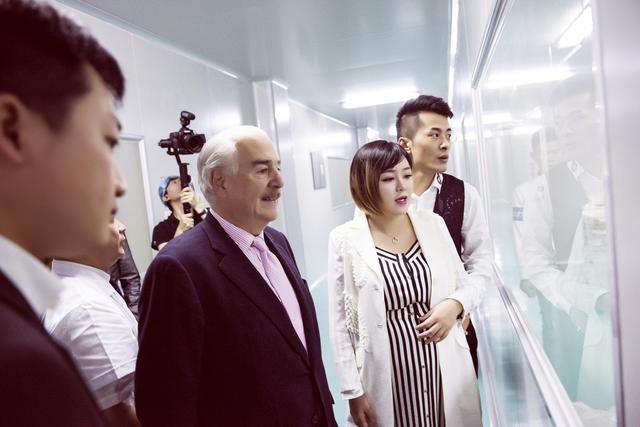 哥伦比亚前总统参观ZUZU品牌工厂 赞誉中国美妆企业
