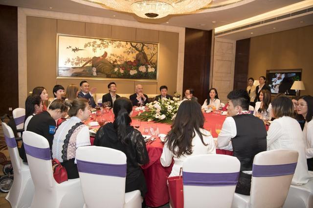 哥伦比亚前总统参观ZUZU品牌工厂 赞誉中国美妆企业