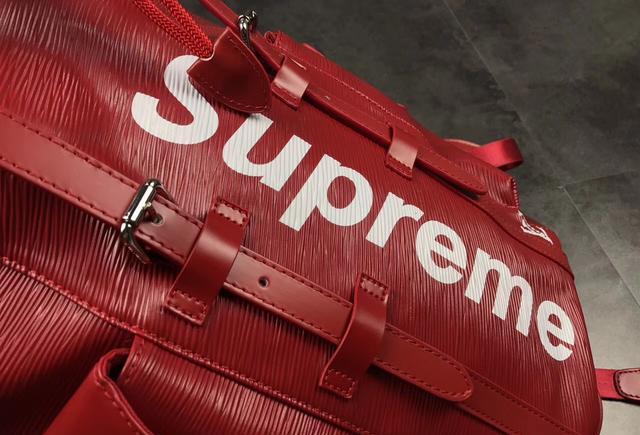 最潮的时尚单品，售价3万的LV 联名 Supreme 双肩包