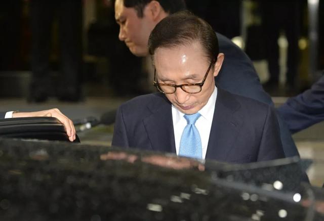李明博首次受审，为啥选在卢武铉忌日和朴槿惠首次受审日？
