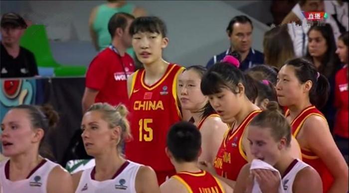 中国女篮取得世界杯开门红！两人表现亮眼，两人却在全场梦游