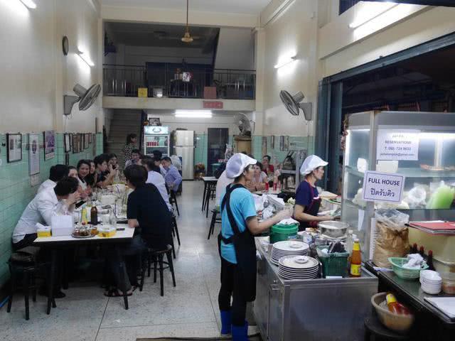 泰国曼谷，唯一  一家荣获一星的街头小吃摊 Jay Fai！