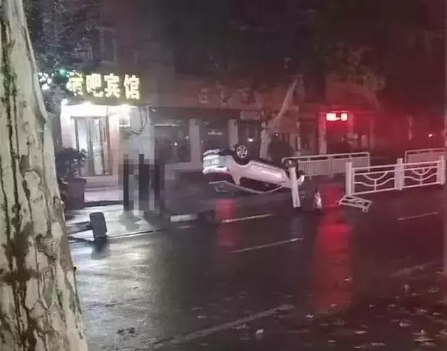 南阳邓州市突发交通事故, 一辆白色轿车四轮朝天!