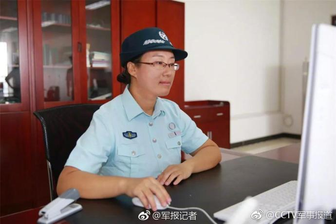 文职人员穿上新制服,快来围观