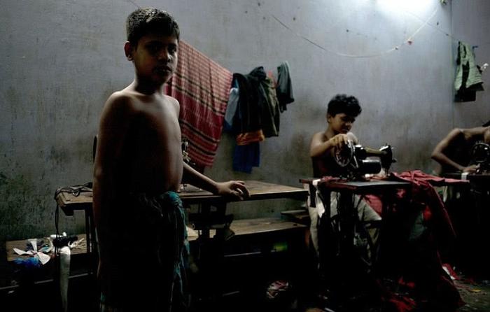 孟加拉血汗工厂，童工们一周只休12小时，每天只挣2块钱