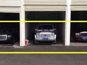 马云的迈巴赫62S，王健林的迈巴赫57S，遇上老干妈的车，得靠边!