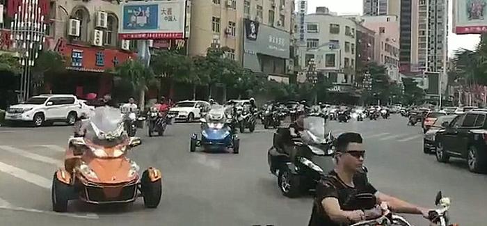 街头偶遇一批摩托车巡游，领头一辆百万重机，车尾不乏宝马哈雷！