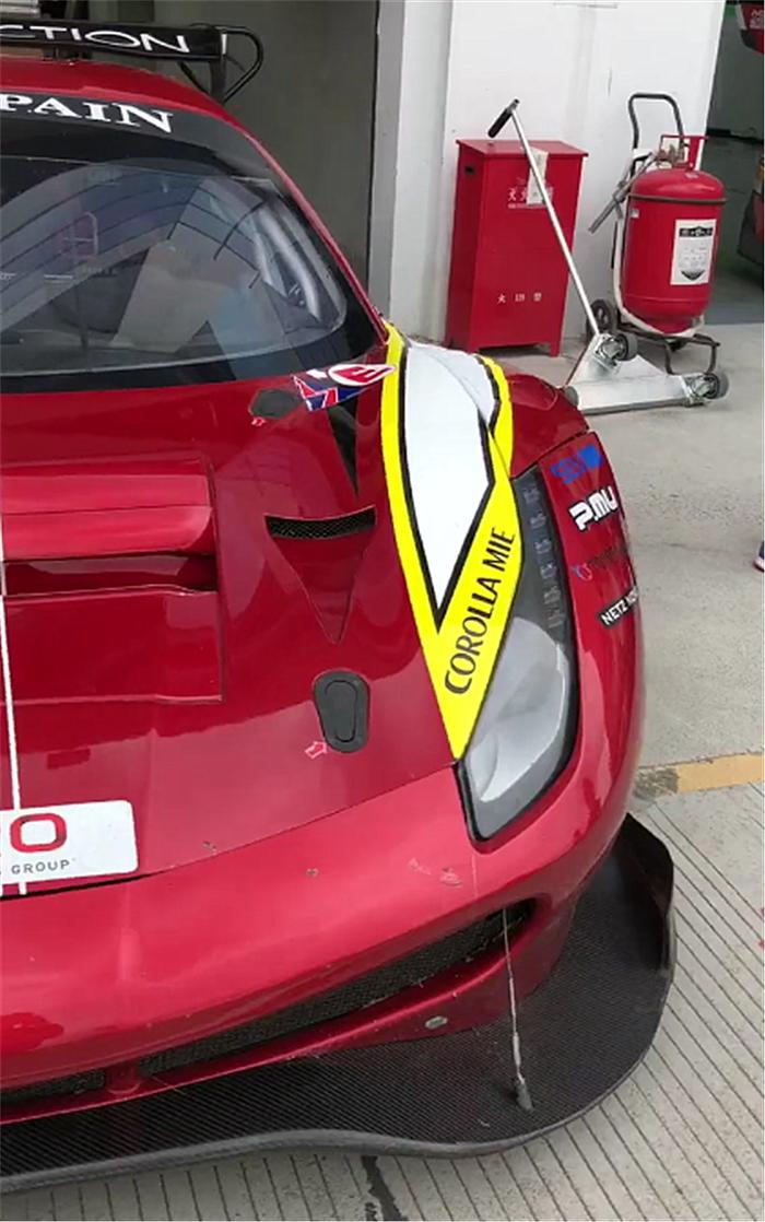 法拉利458在赛道上出事故，看到车内材料时，网友称：损失百万