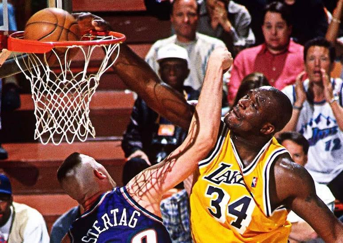 巨星碰撞的背后故事揭秘詹姆斯与字母哥的成长轨迹与赛场智慧