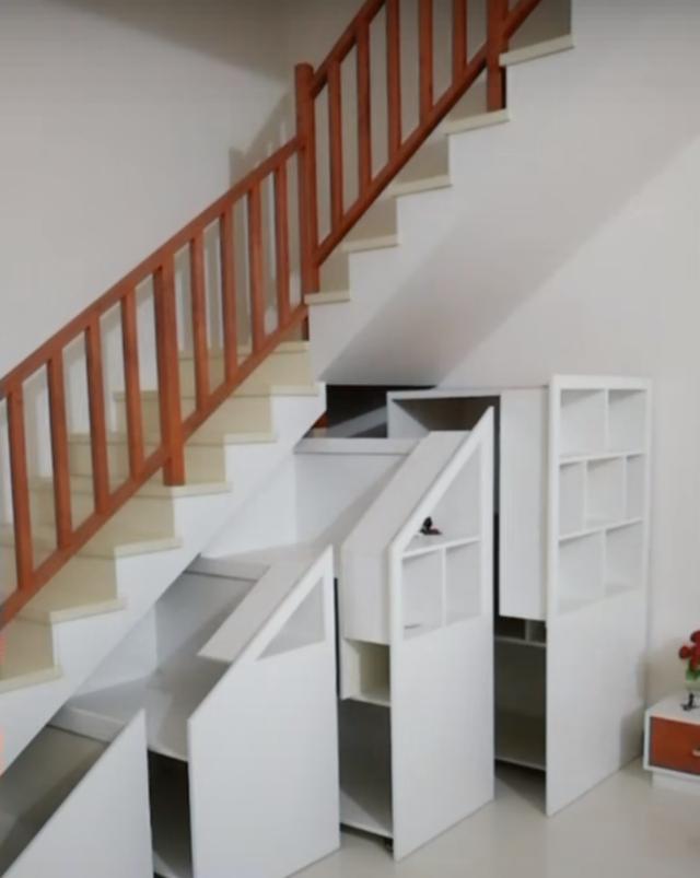 这样的楼梯间设计简直太棒了，每一寸空间利用的都是非常到位