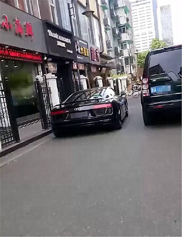 浙江偶遇一辆218万奥迪R8，看到侧面时，没想到车主是送快递的！