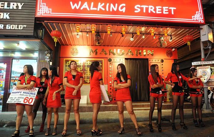 镜头下：曼谷的酒吧一条街，一到夜晚热闹非凡