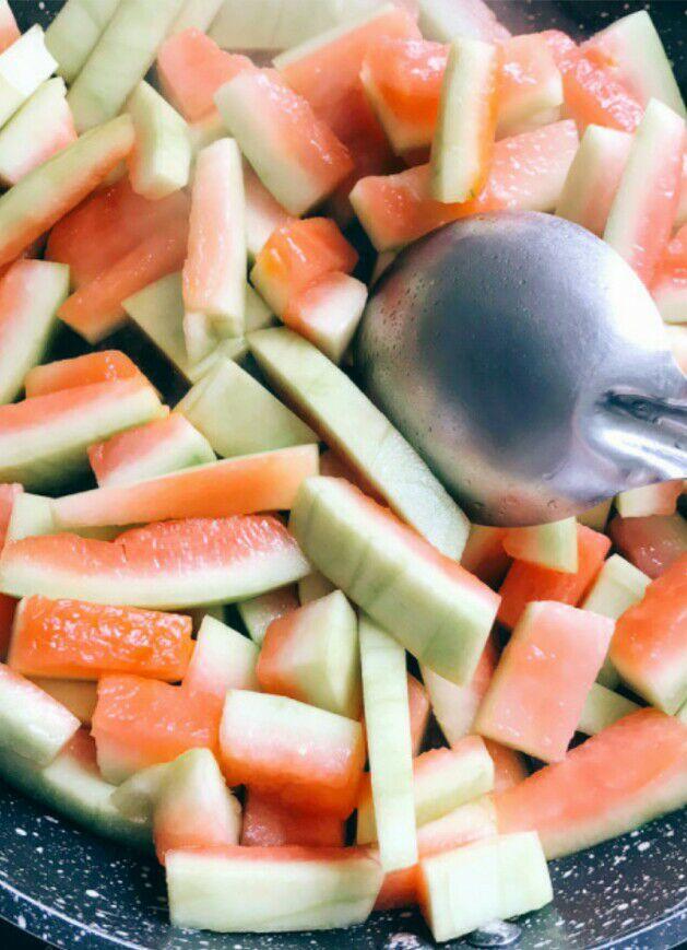 吃完甜甜的瓜瓤，西瓜皮不要扔，因为用它可以做出不一样的美食